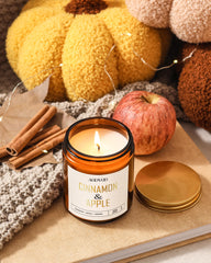 AOOVOO Apple Cinnamon Candle label detail highlights premium packaging and gift-worthiness.