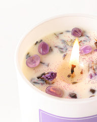 AOOVOO candle features dried flowers as natural decorative accents.