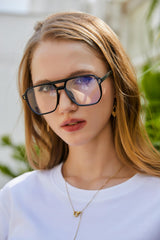 FEISEDY oversized square frame detail highlighting lightweight wearability