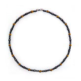 Collar magnético Hion con hematita, detalle brillante para uso diario.