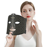 Hottoerak red-light mask for the face with 850nm light, portable and ready for travel.