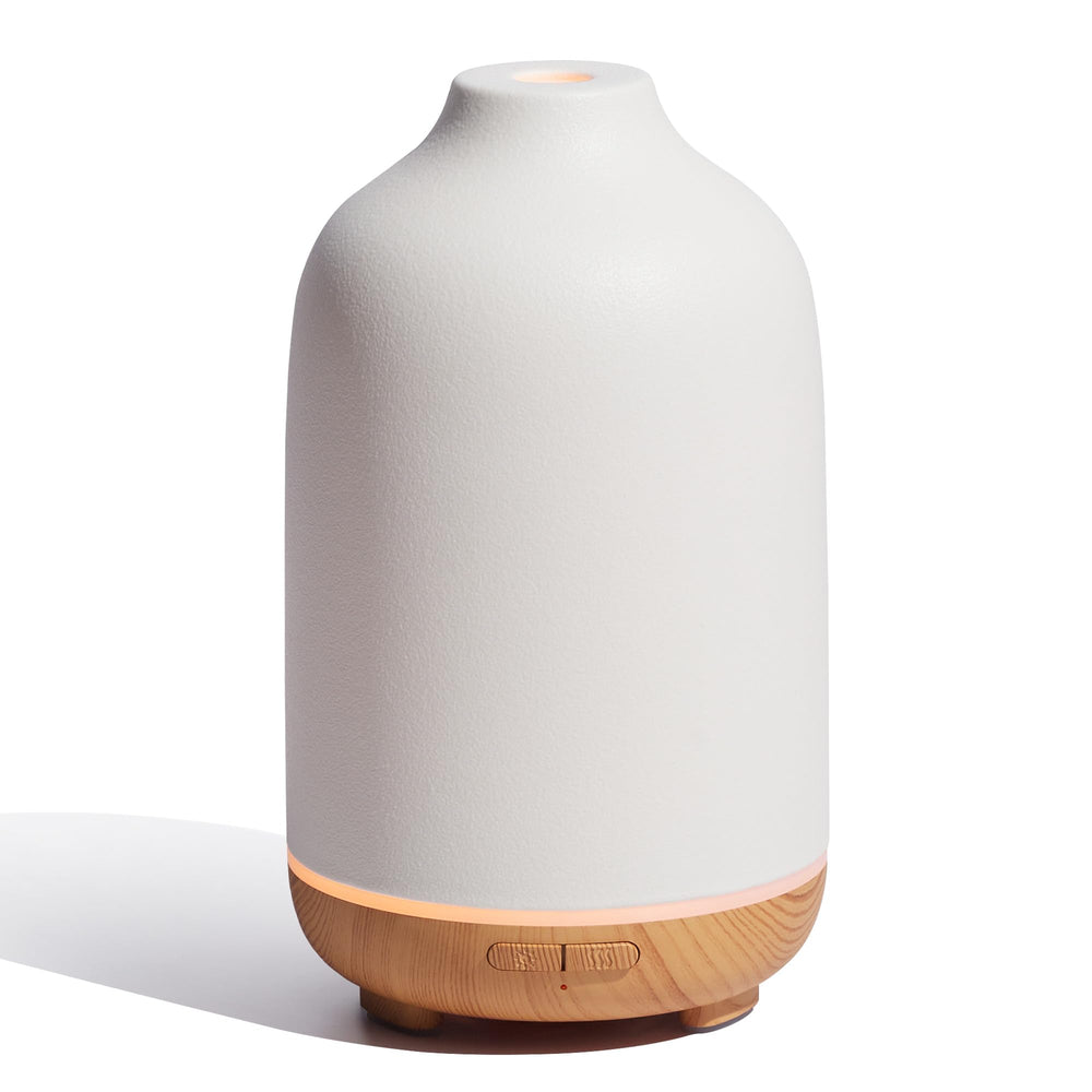 InnoGear ceramic diffuser close-up showing fingerprint-resistant glaze for easy cleaning.