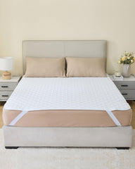 KANECH bed pad with straps provides secure fit and leak protection.