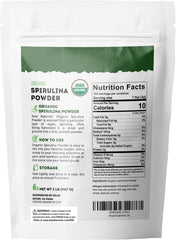 Kate Naturals spirulina powder scoop demonstrates easy blending into smoothies.