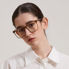 MACJERO lenses closeup highlighting low color distortion for accurate screen viewing