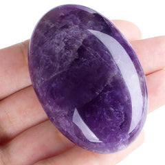 MAIBAOTA Amethyst crystal close-up highlights natural color variations for meditation.