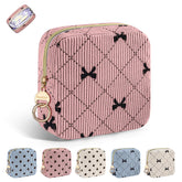 Playexen bolsa de periodo pana rosa lazo ofrece almacenamiento discreto para compresas.