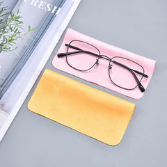 Qujianwei microfiber soft texture detail—gentle touch on delicate lenses.