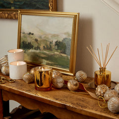 Cedarwood and sandalwood blend for a warm, inviting atmosphere.