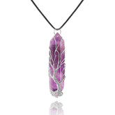 VIBILIA: collar con cristal amatista y árbol de la vida, símbolo de crecimiento y energía positiva.