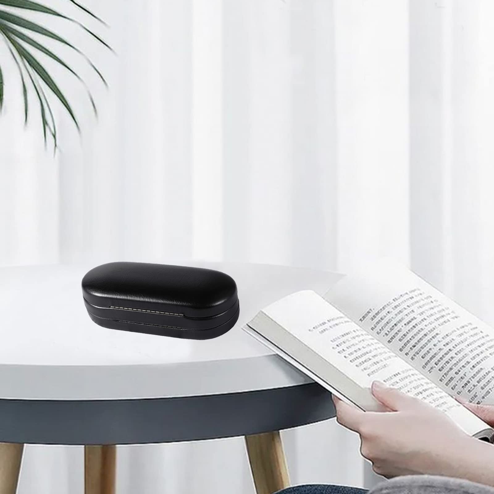 AITIME case with integrated mirror for quick lens care on the move.