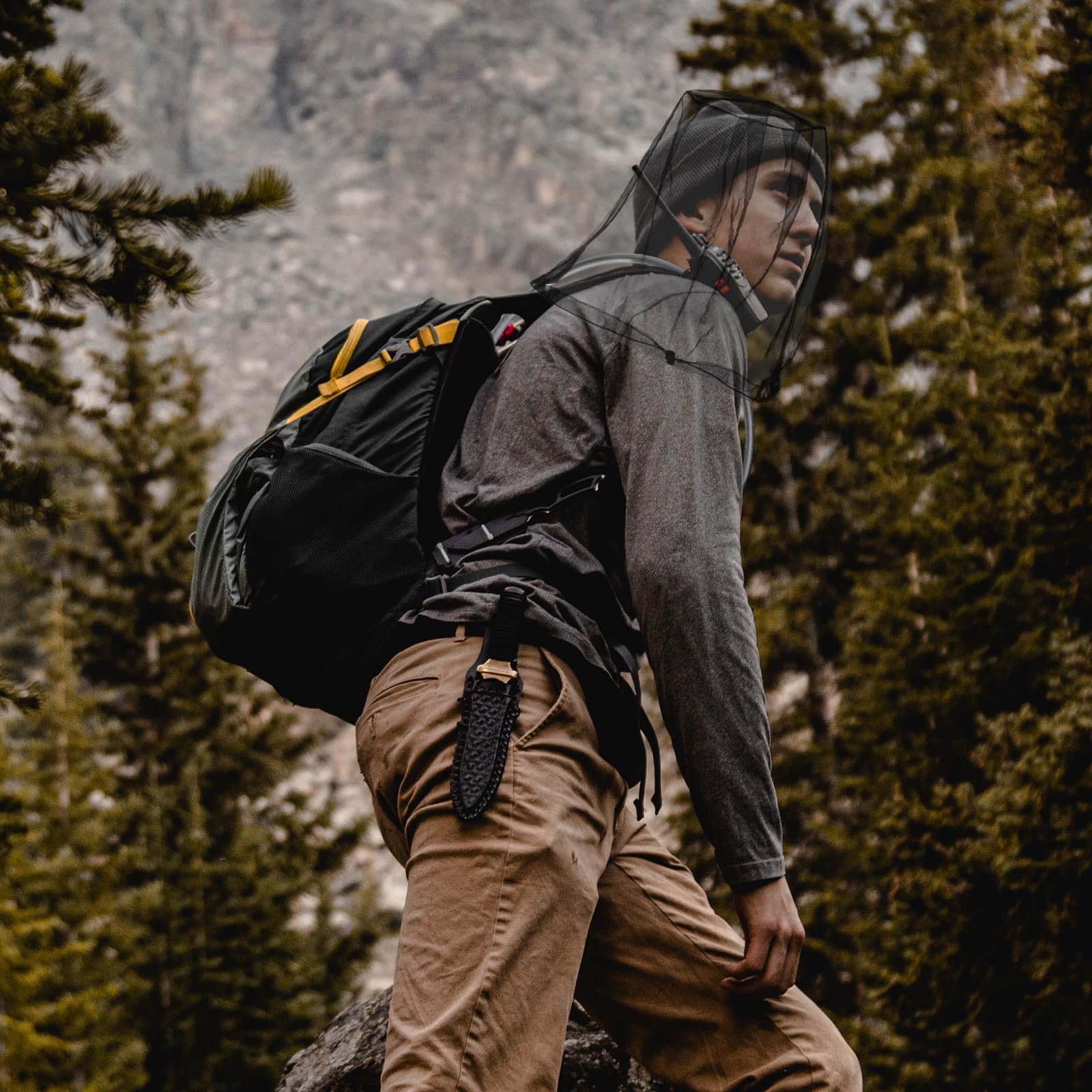 Ajedrmy mosquito head net offers adjustable neck drawstrings for a snug fit.