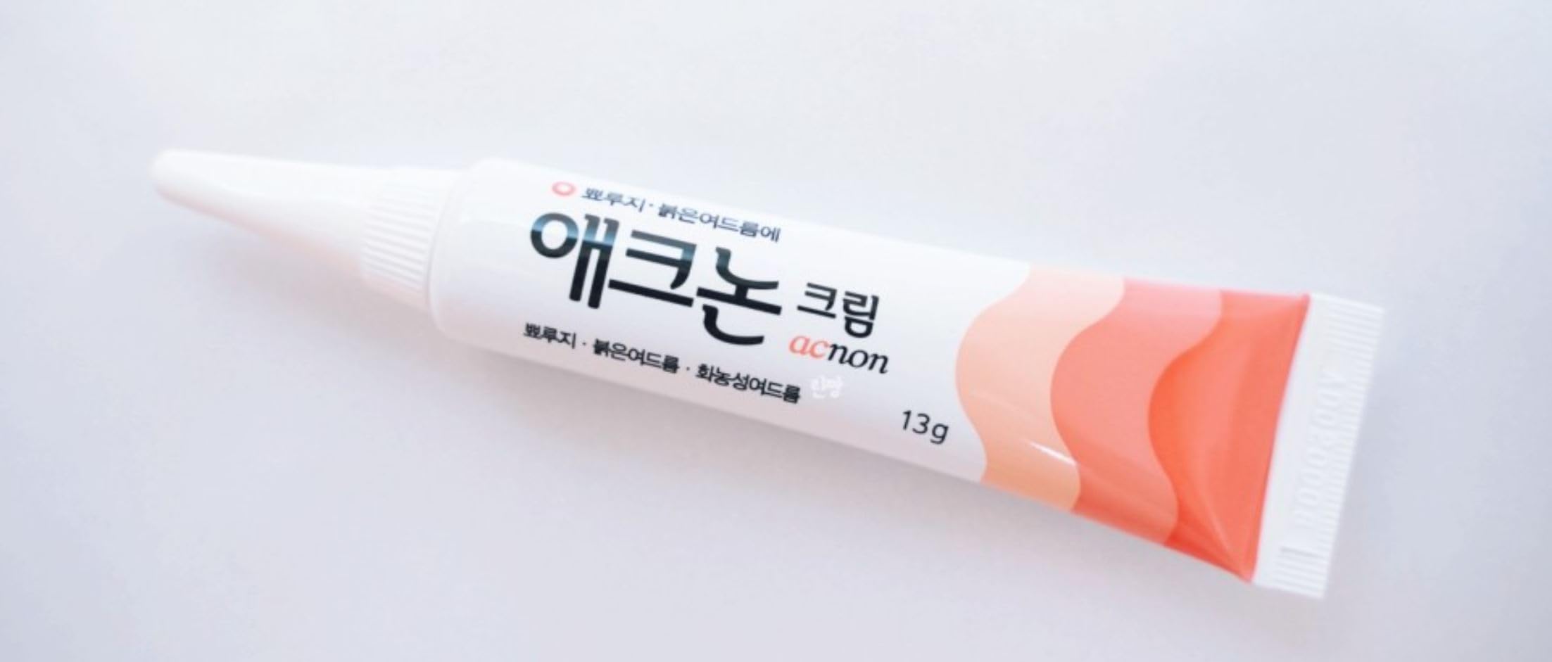 ALOCASIA Acnon Cream gel application shows quick absorption and a non-oily finish.
