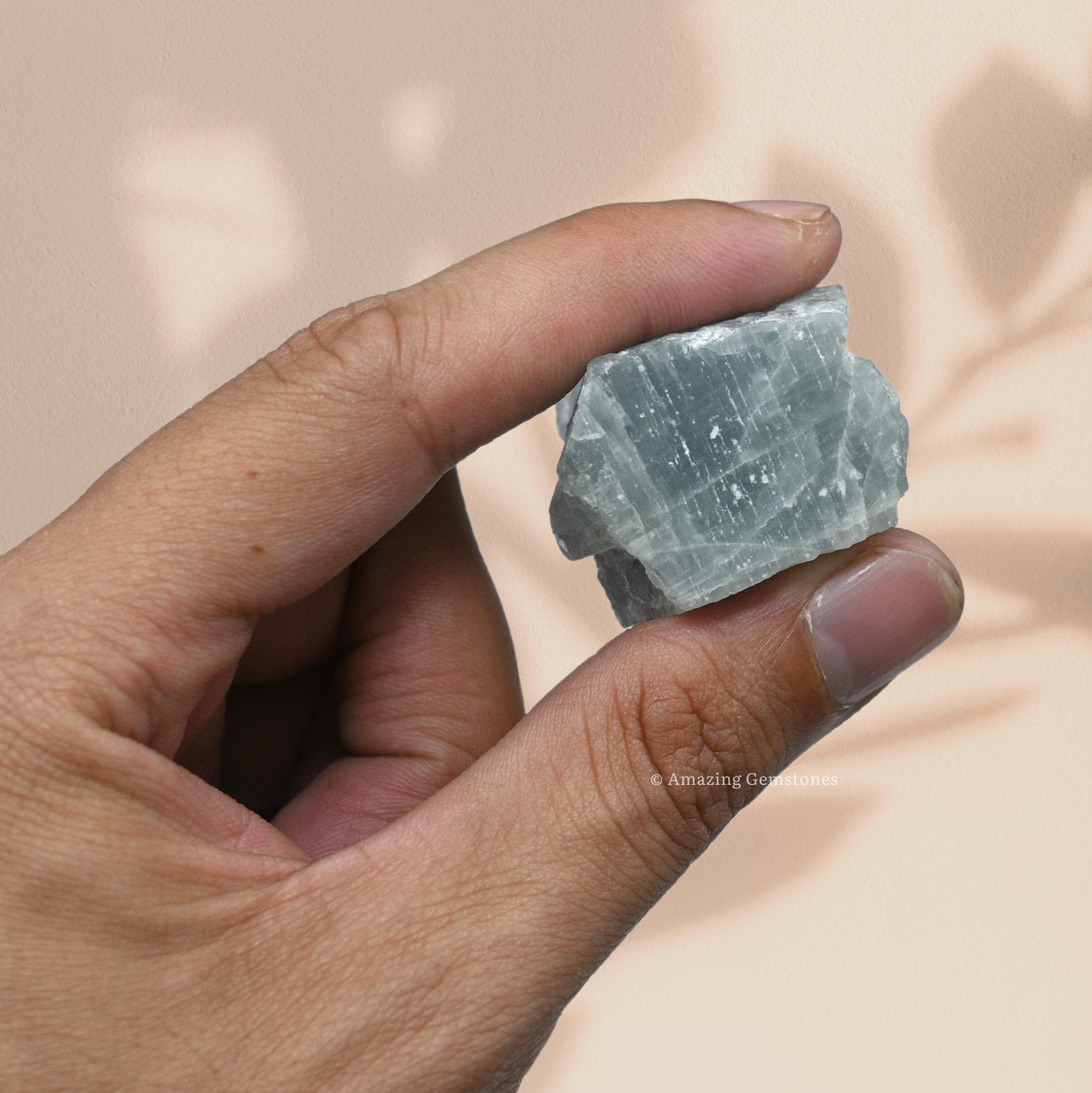 Uso meditacional de aguamarina de Amazing Gemstone para protección simbólica.
