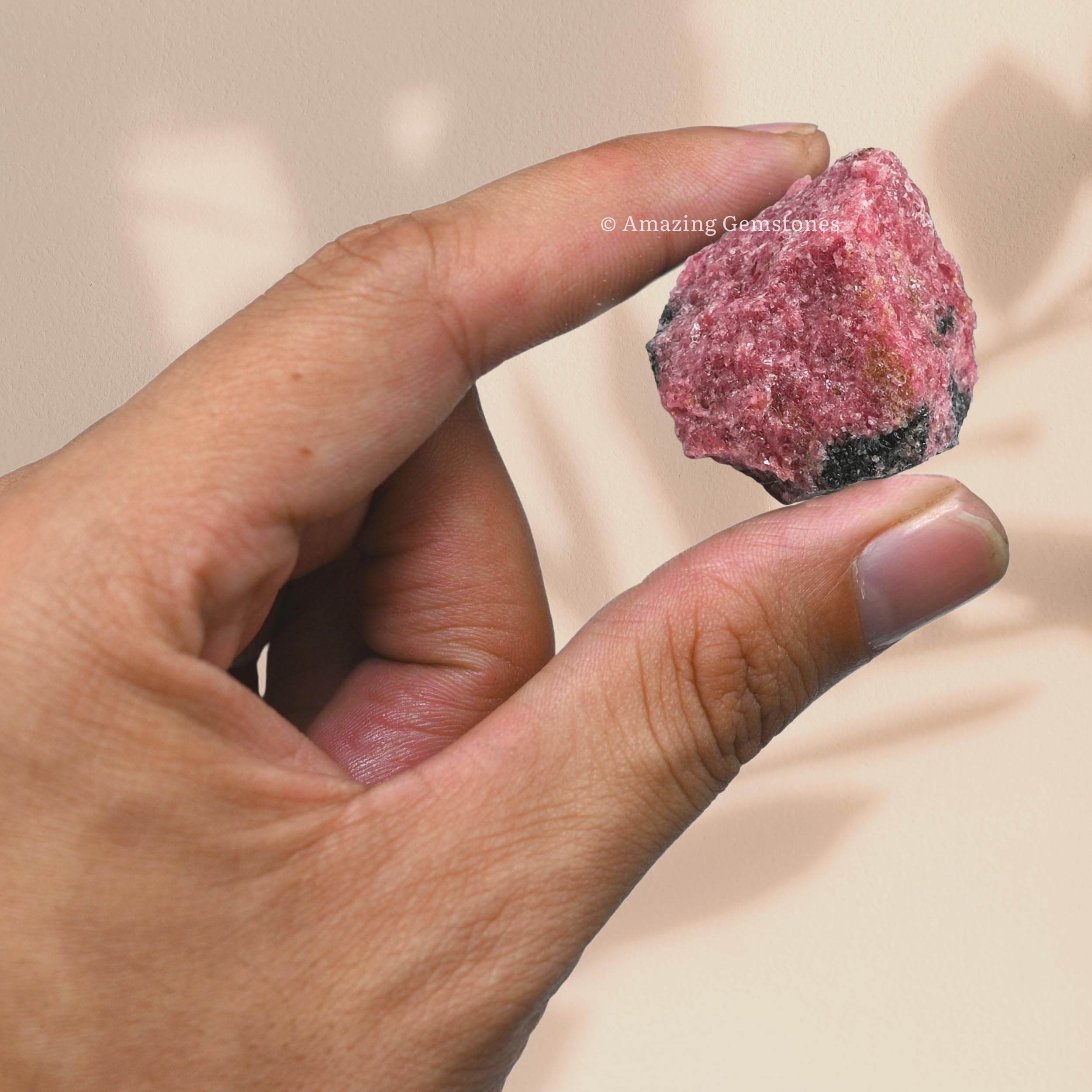 Amazing Gemstone rhodonite detalle de textura natural, ideal para colección.