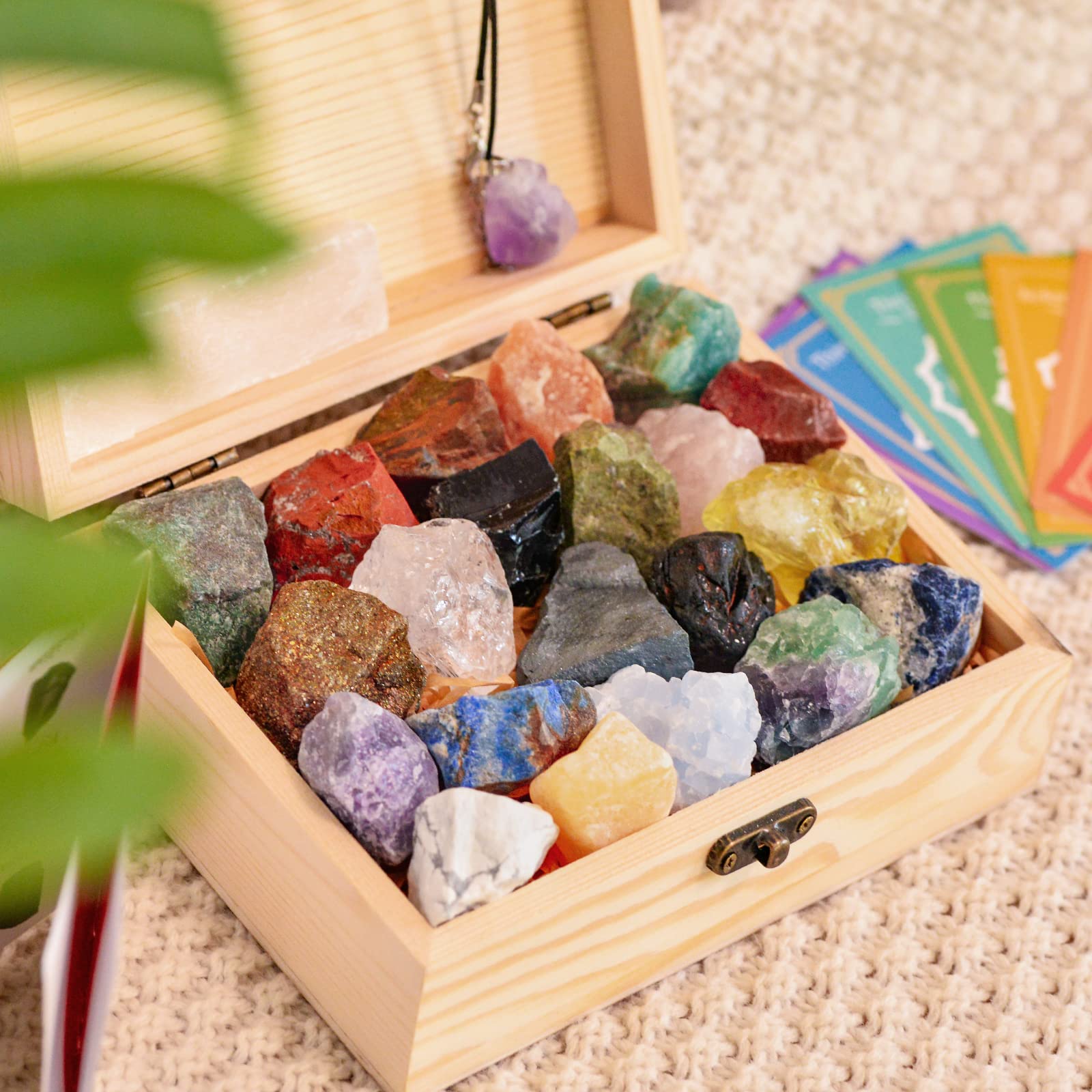 AOOVOO meditation crystal starter kit showcasing varied shapes and textures.