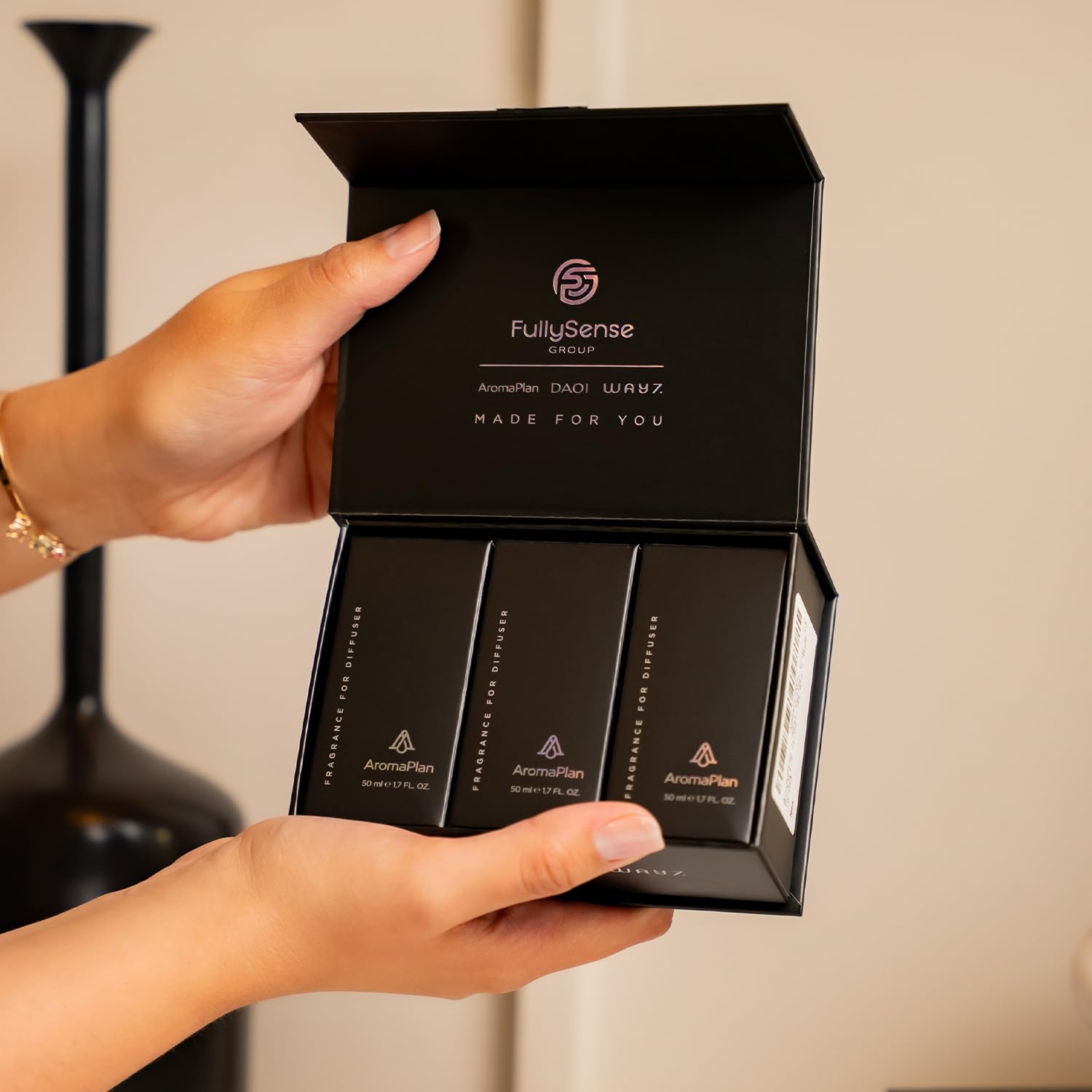 AROMAPLAN Bestsellers Santal bottle conveys warm notes for bedrooms.