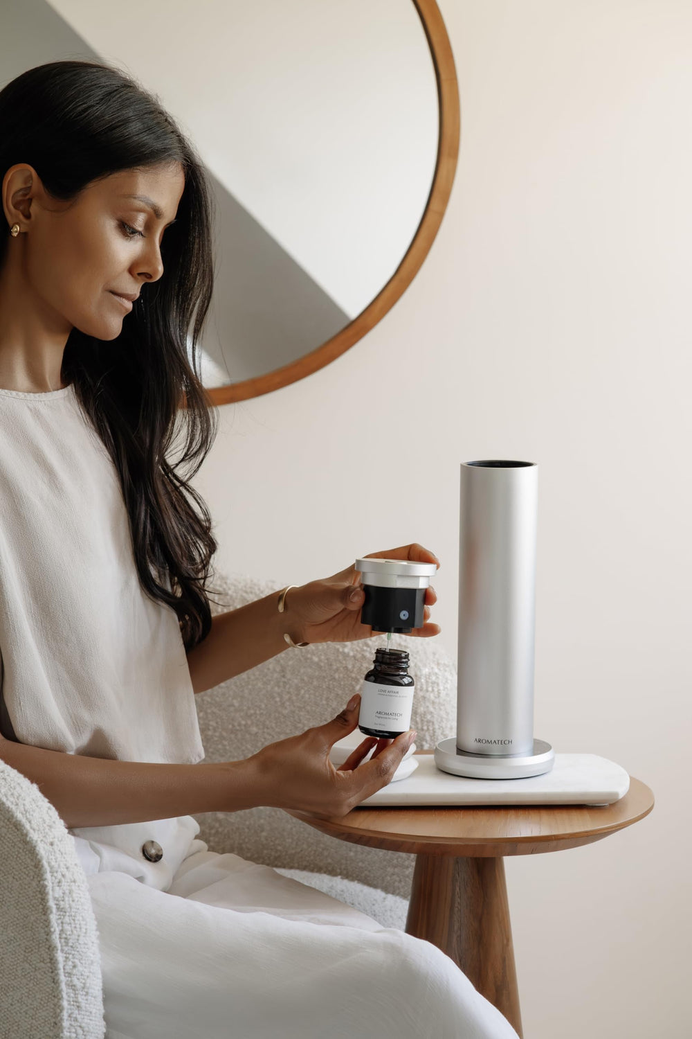 AromaTech AroMini BT Plus nebulizing diffusion in action in silver