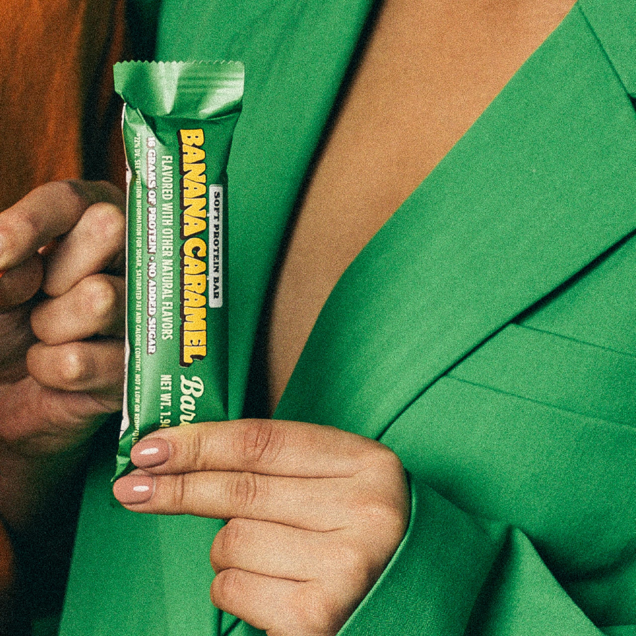 Two bars are shown in a box highlighting protein and no added sugar.