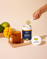 Label close-up of Bella All Natural Detox Powder Mango and natural ingredients.