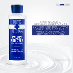 Aplicación precisa del gel Blue Cross para callos en pies.