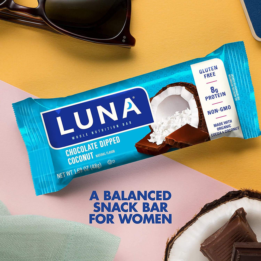 Nutrition panel highlights 8g protein in CLIF LUNA BAR