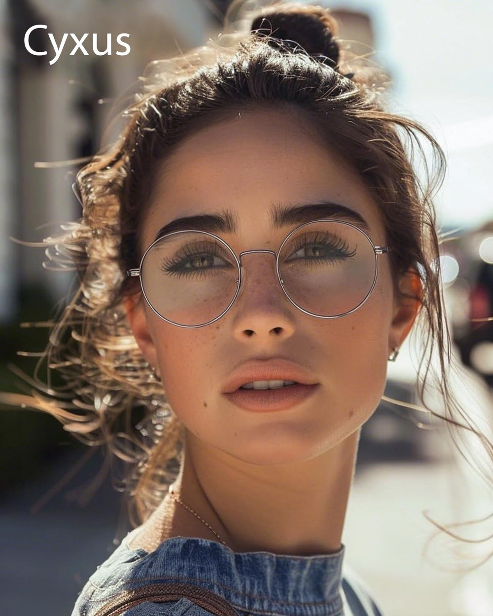 Cyxus case and microfiber cloth accompany safe storage and cleaning.