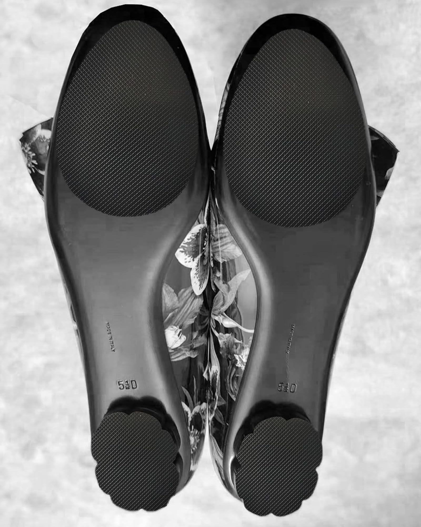 CZBYXA12 non-slip sole pad application shows tool-free setup