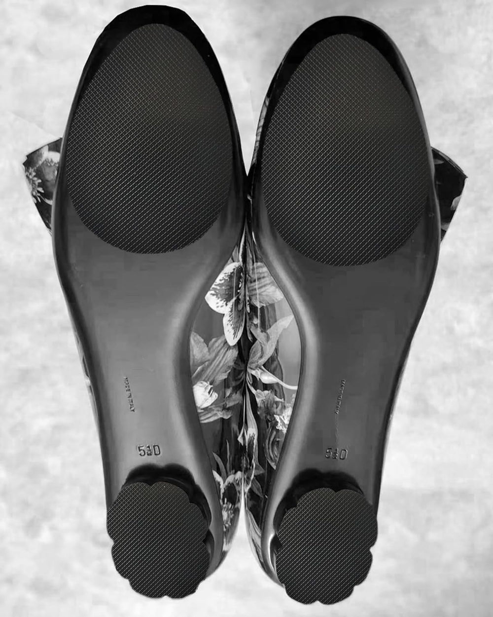 CZBYXA12 non-slip sole pad application shows tool-free setup