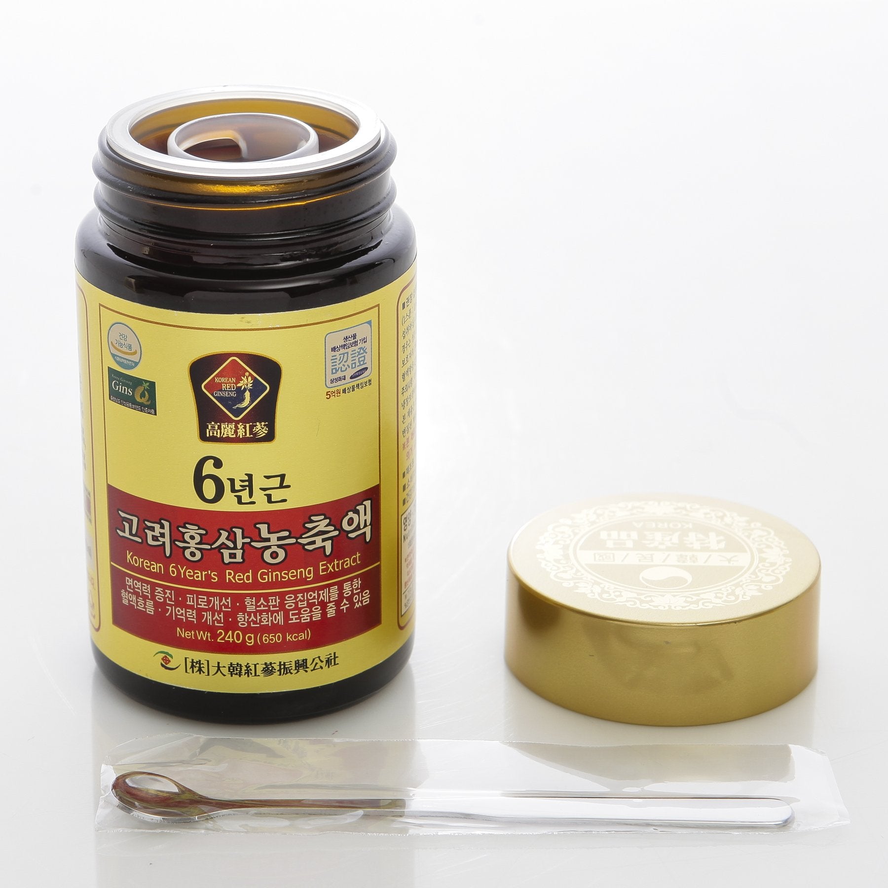 Daehan Red Ginseng dissolving in water for easy intake
