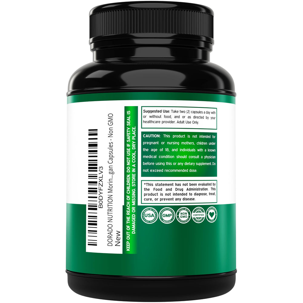 Hojas orgánicas de moringa junto a Dorado Nutrition.