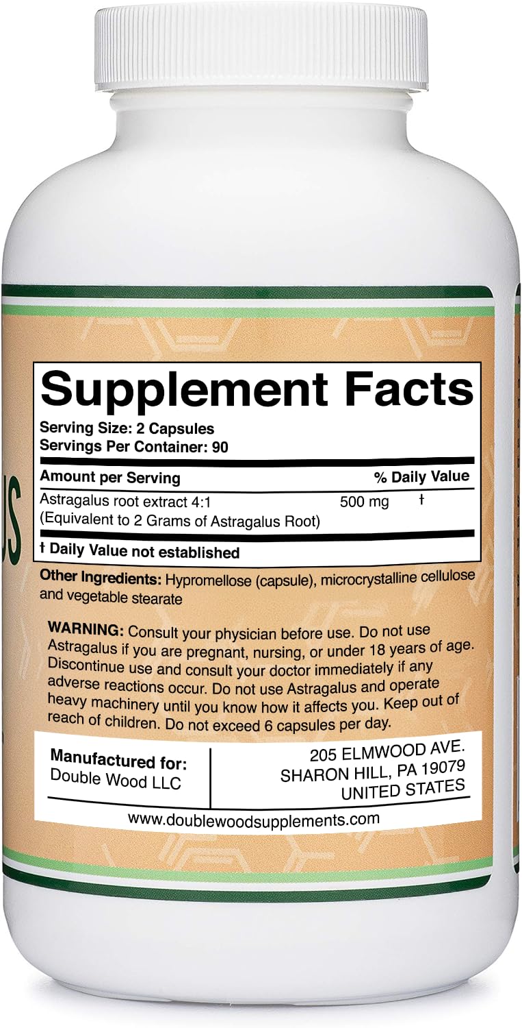 Cápsulas en mano de Double Wood Astrágalo 500 mg para uso diario.