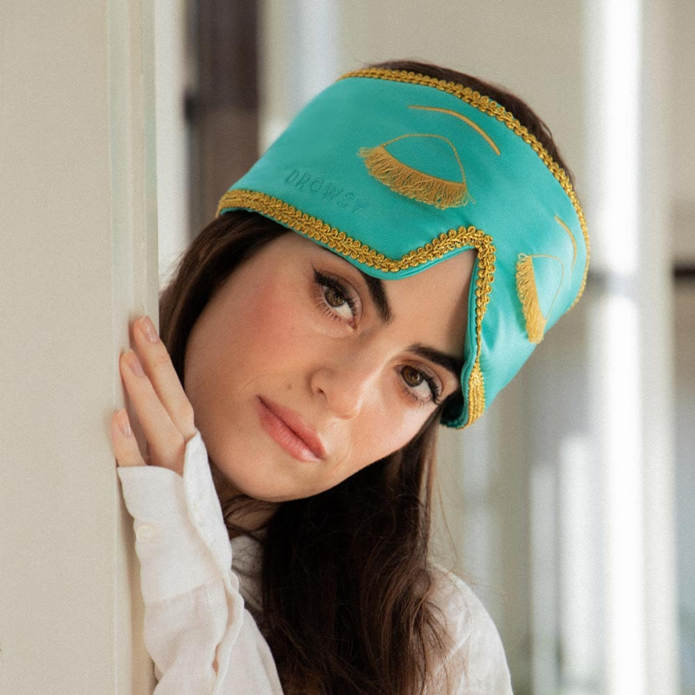 Drowsy silk mask with 100% light blocking for deep rest.