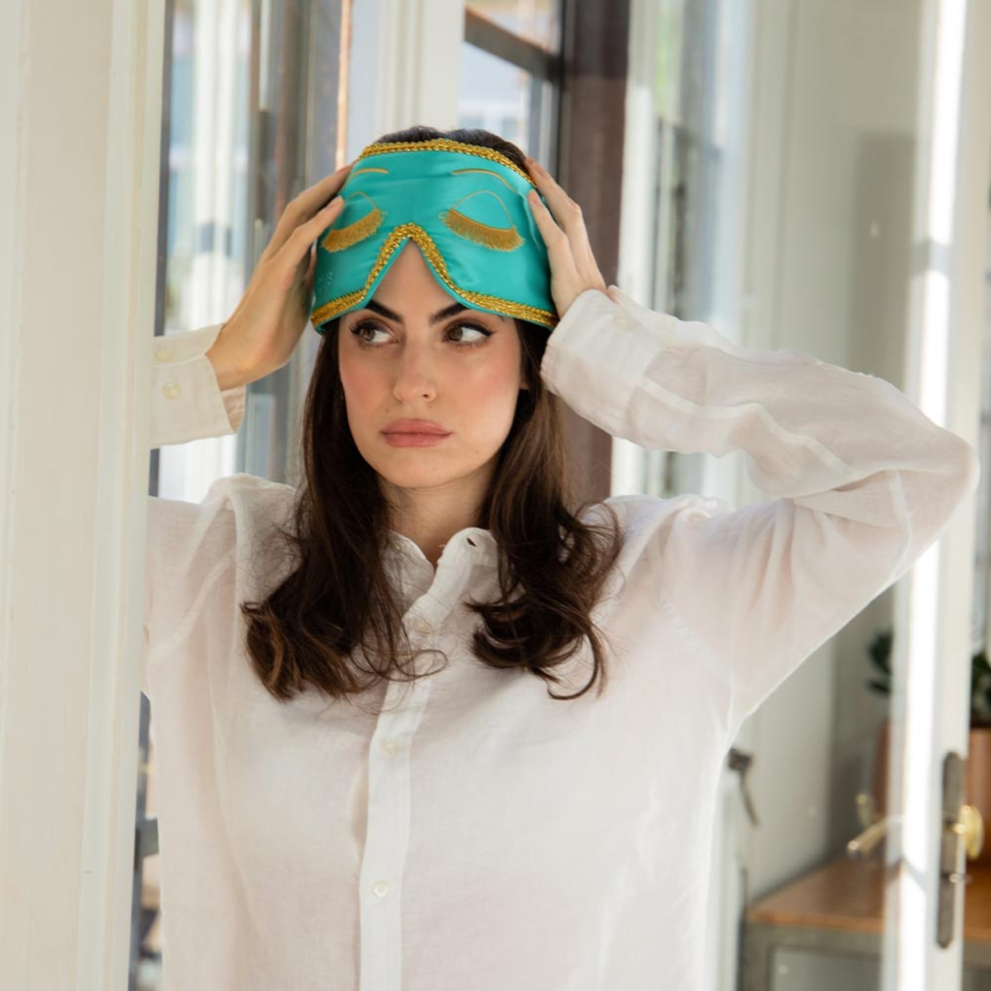 Drowsy silk mask protects skin and hair from creases.