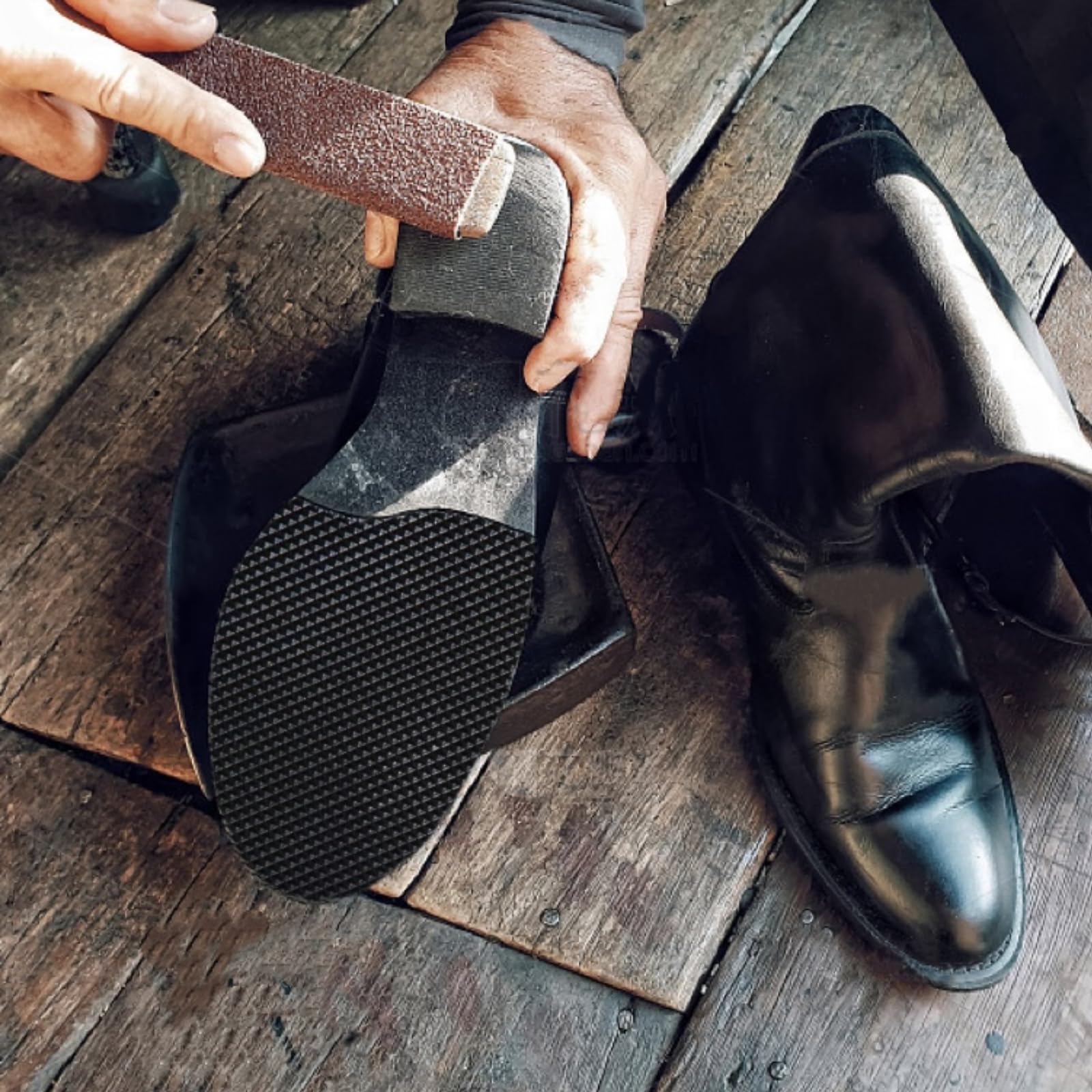EACOZY pointy-toe protection adds wear resistance during use.