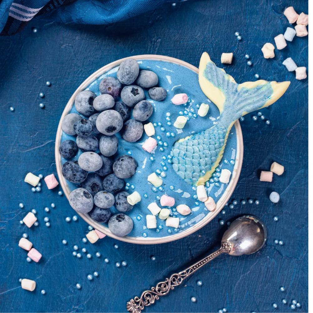 Smoothie bowl with Ellie's Best blue spirulina powder color boost.