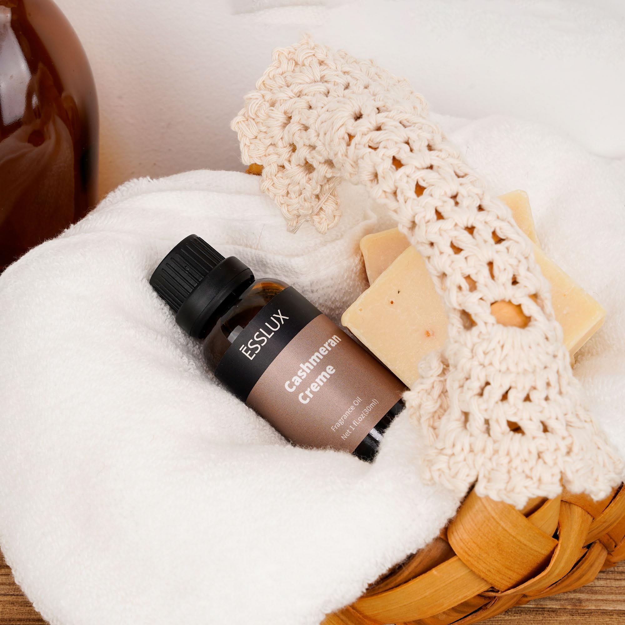 ESSLux Cashmeran Creme diffuser shot illustrates potent aroma for humidifiers.