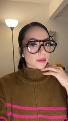 FEISEDY blue light blocking lenses close-up demonstrating glare reduction benefits.