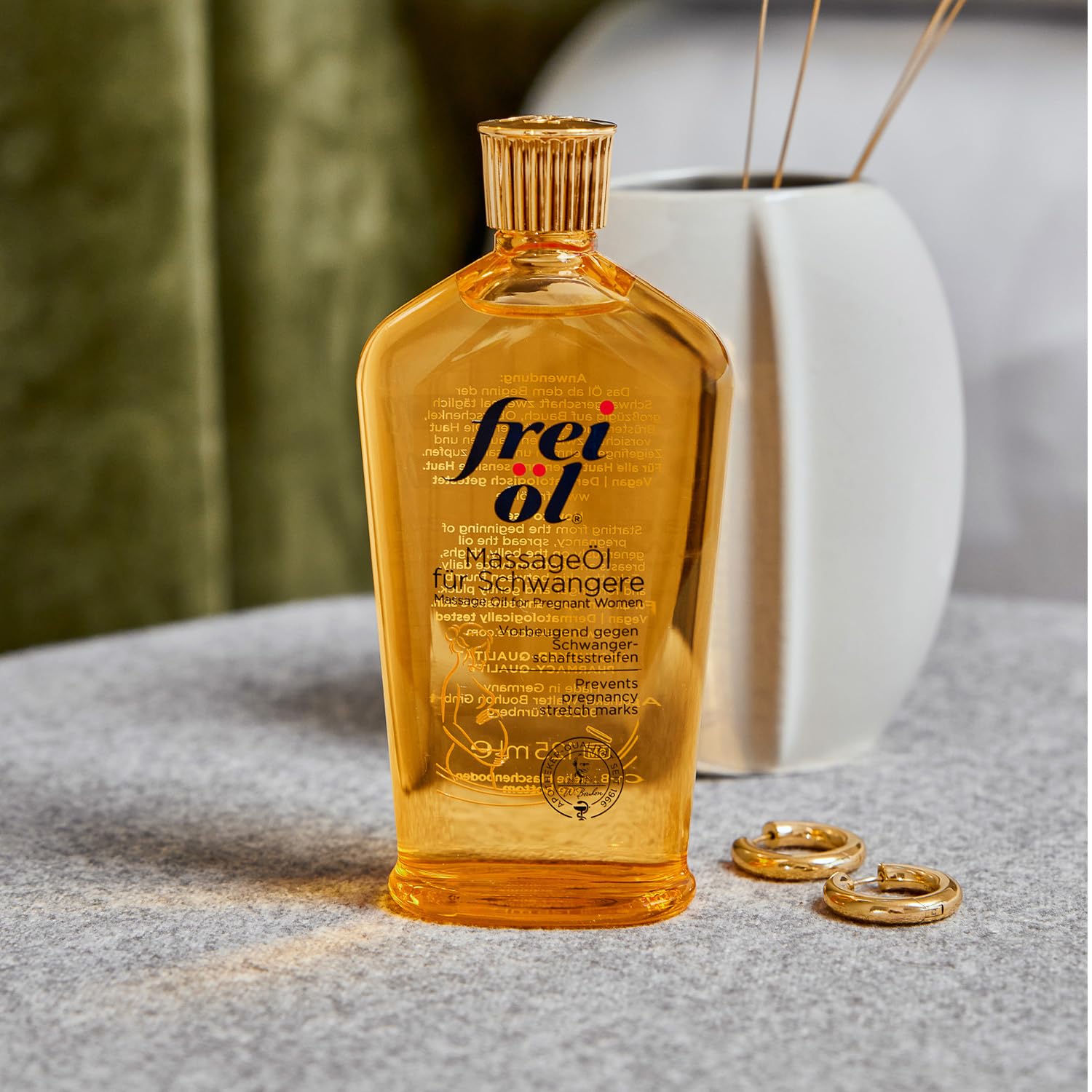 Maternity-safe skincare routine with vegan frei öl massage oil.