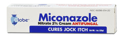 Frasco de Globe Miconazolato 2% Crema en botiquín doméstico