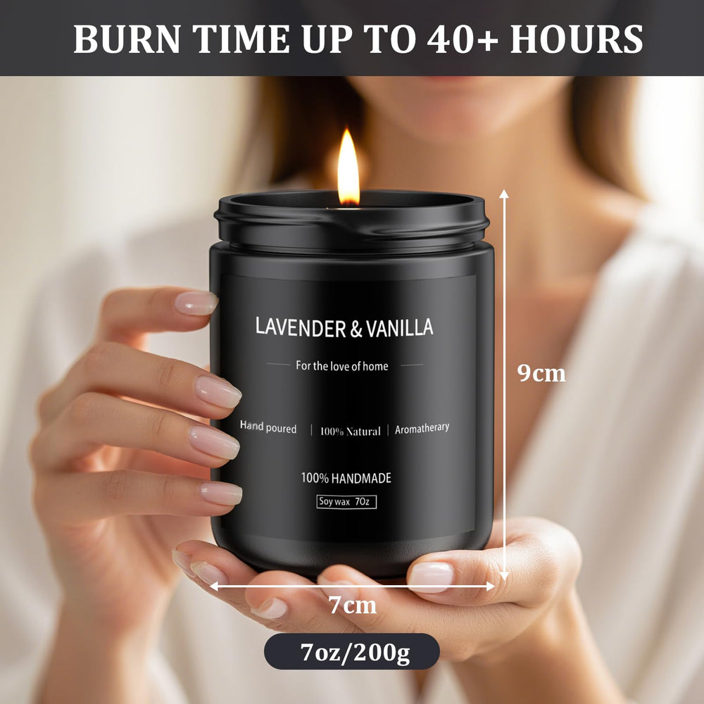 Grestar vela lavanda vainilla, encendida para crear ambiente relajante durante lectura.