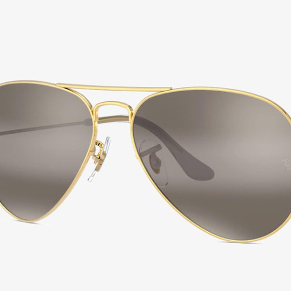 Gold-tone finish adds a premium look to Aviator frames.
