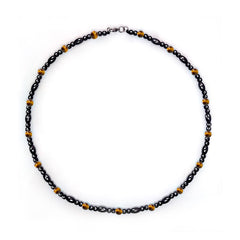 Collar magnético Hion con hematita, detalle brillante para uso diario.
