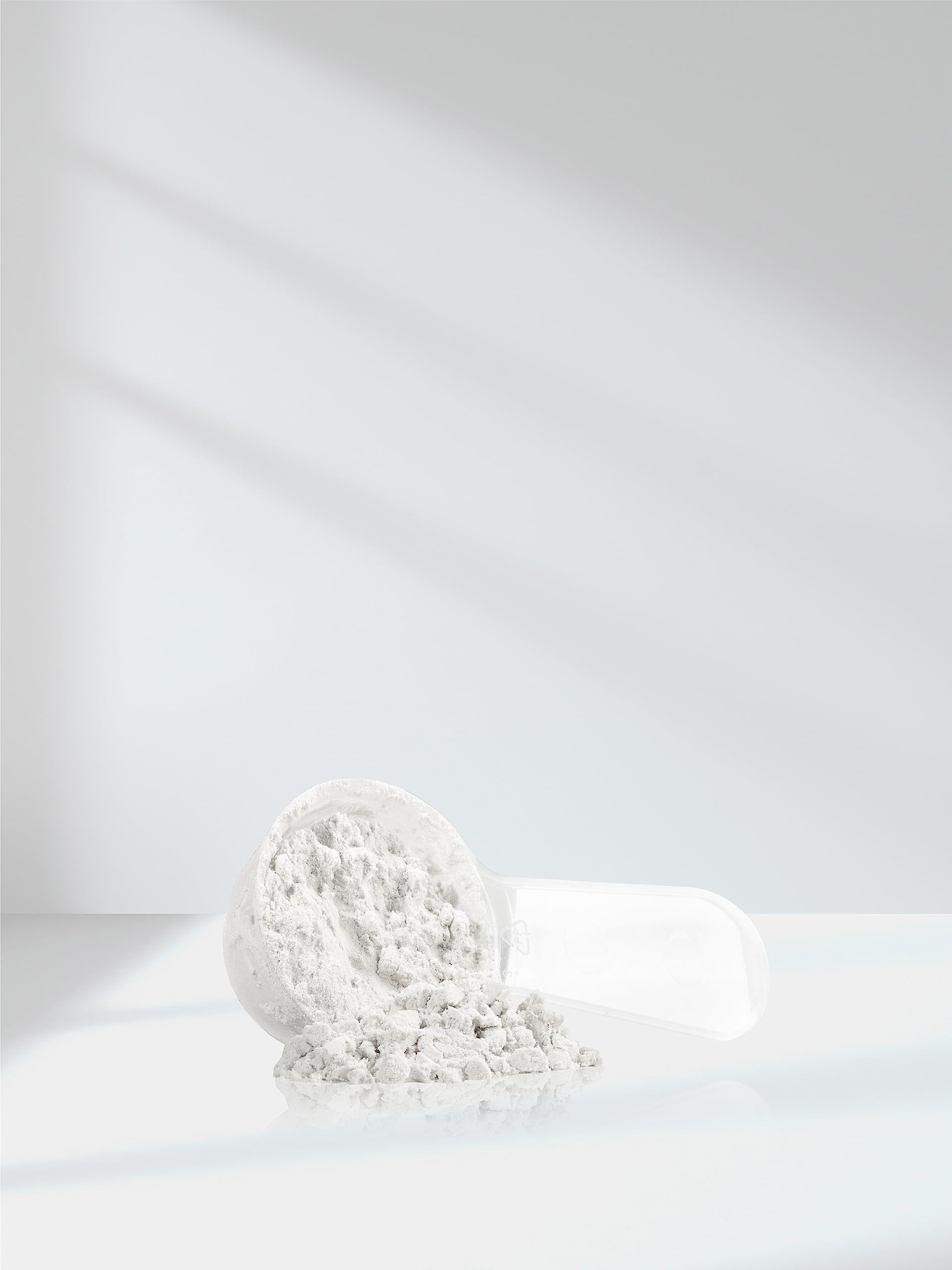 Horbäach Creatine Powder glass with water, demonstrates portable hydration option