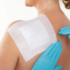 Hypafix fijación flexible para articulaciones, se adapta a movimientos sin perder adherencia.