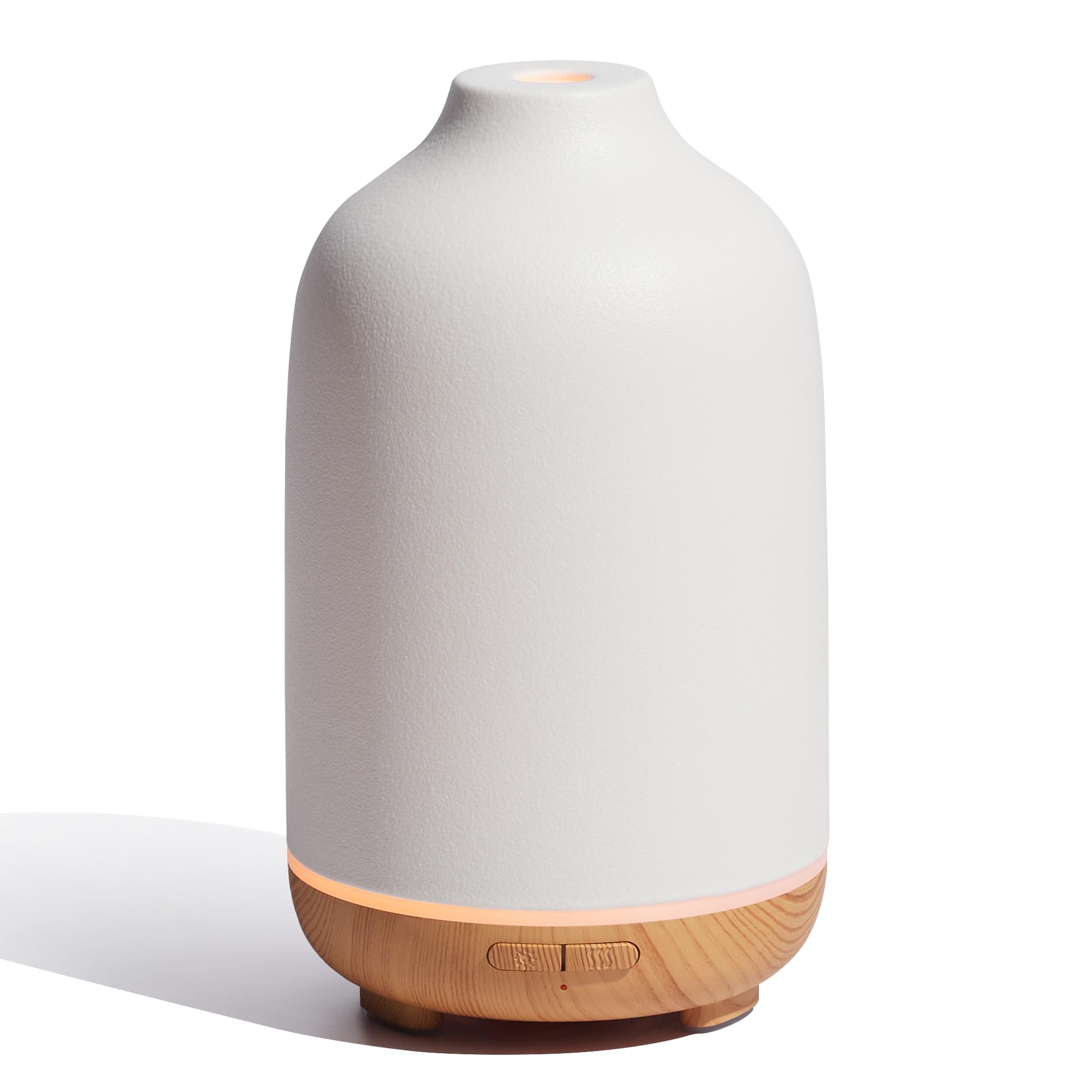 InnoGear ceramic diffuser close-up showing fingerprint-resistant glaze for easy cleaning.