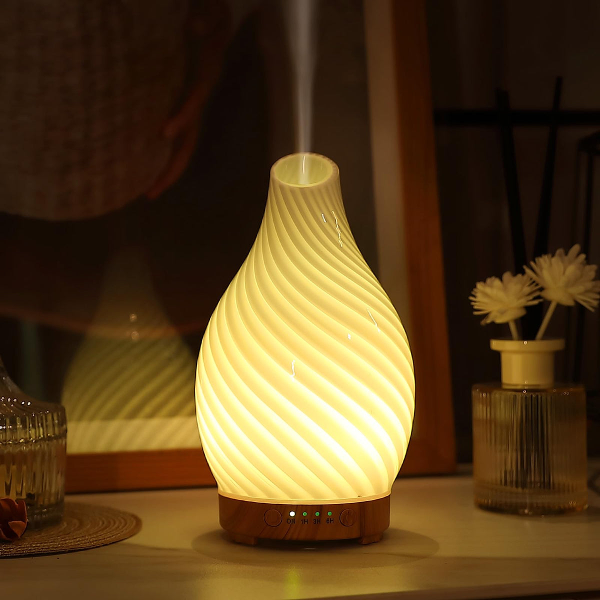 Inrorans art glass diffuser 160ml fills rooms with subtle fragrance.