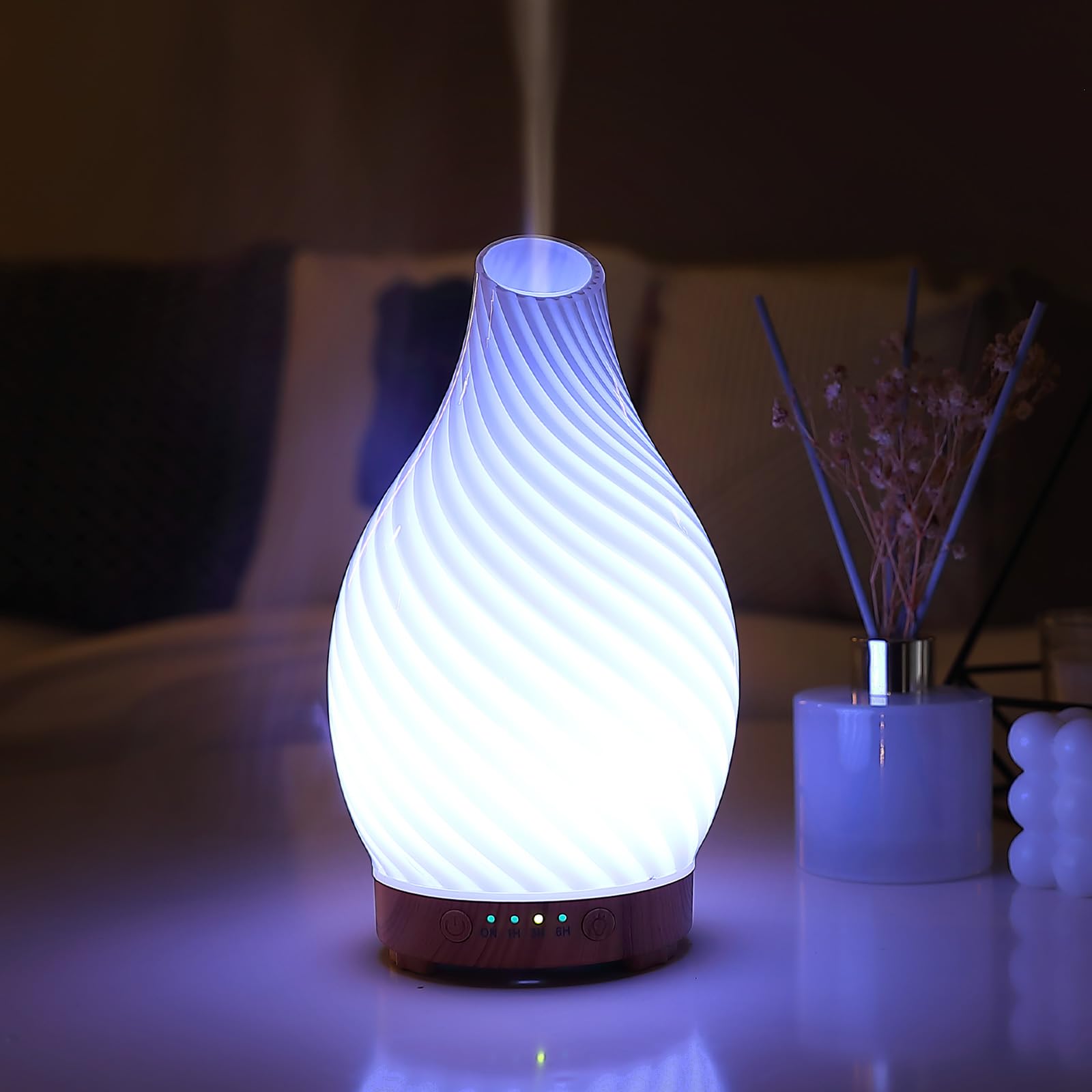 Inrorans compact diffuser fits desks and shelves for convenience.