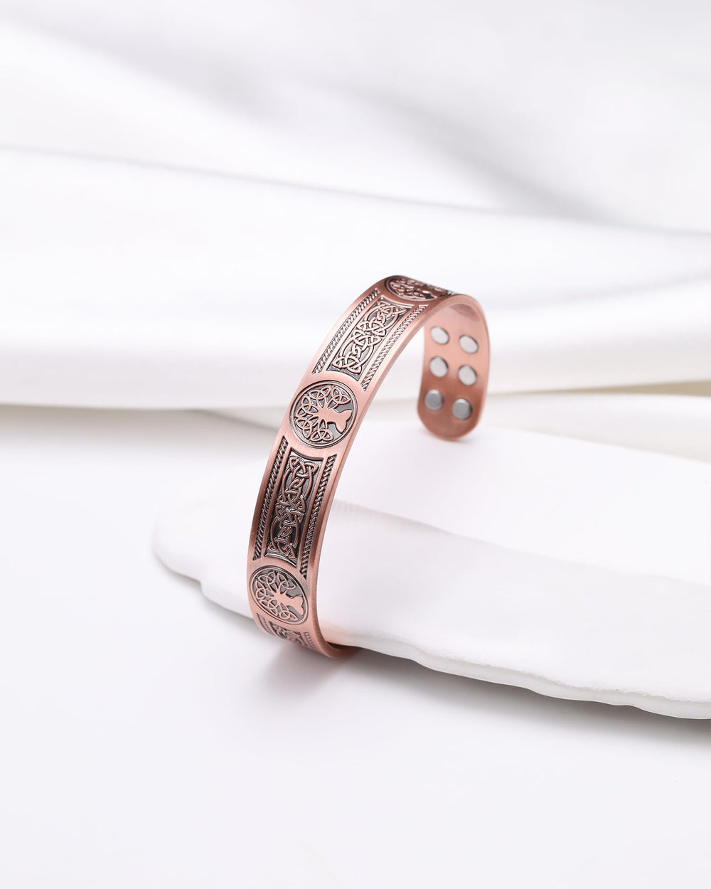 Jecanori copper bracelet hypoallergenic metal suitable for sensitive skin.