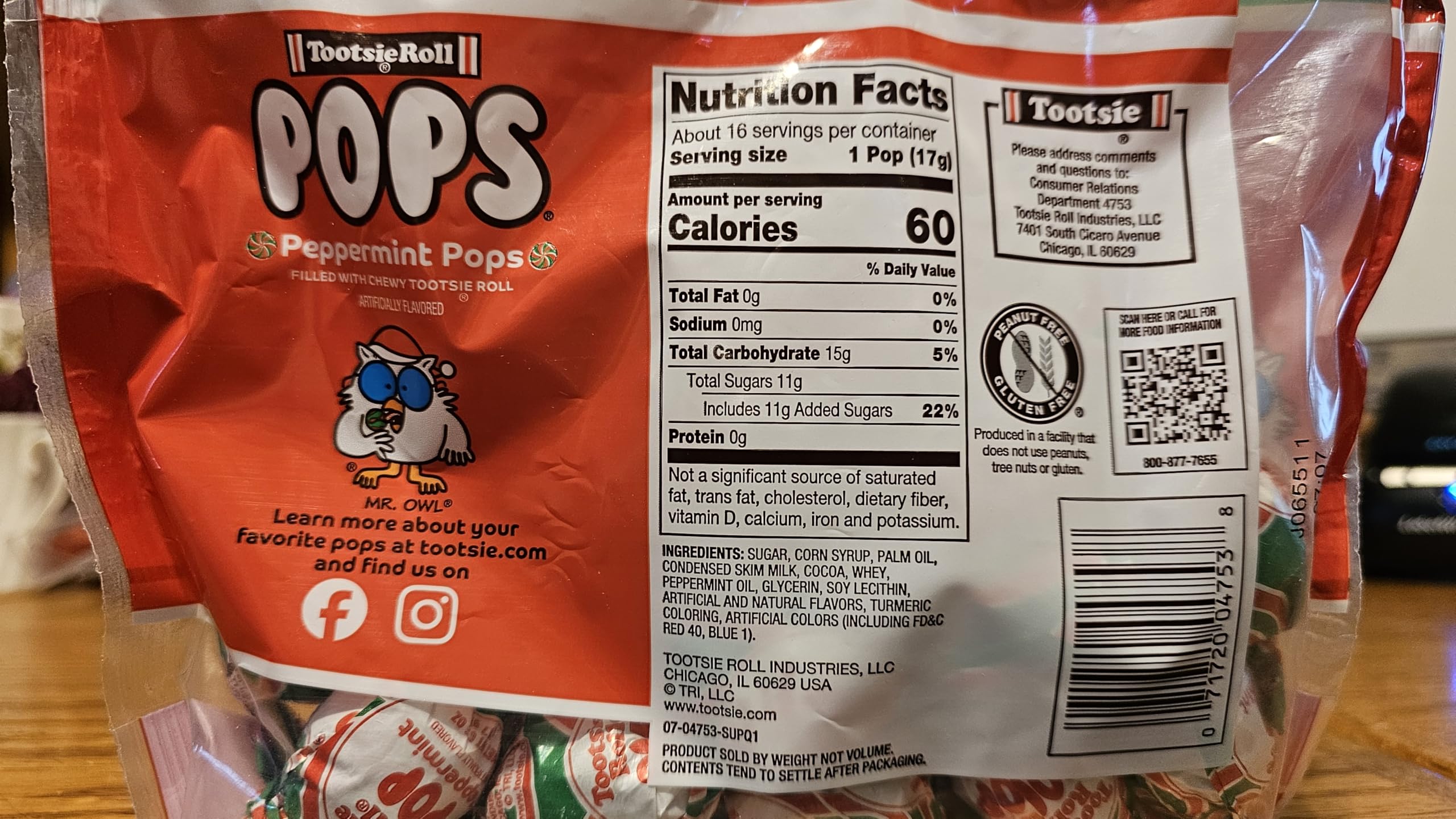 JYCONVSTO97 Tootsie Roll Pops peppermint close-up highlighting candy cane flavor for celebrations.